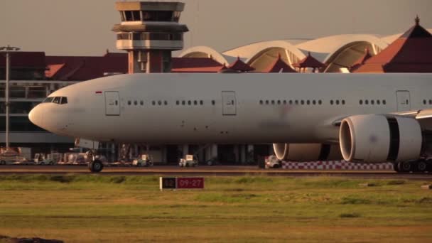 Cerrar Avión Comercial Que Circula Largo Pista Rodaje Aeropuerto Internacional — Vídeos de Stock