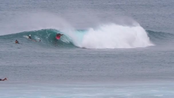 2017年10月7日 富埃特文图拉 加那利群岛 慢动作 初学者冲浪者学习通过身体冲浪驾浪 业余冲浪者成功地骑他的第一波在加那利群岛的冲浪板 — 图库视频影像