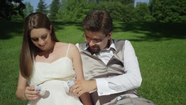 Glückliches Paar Das Kurz Nach Der Hochzeit Mit Seinem Ungeborenen — Stockvideo