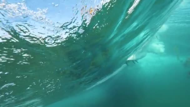 Slow Motion Underwater Surfista Irriconoscibile Che Cavalca Enorme Onda Botte — Video Stock