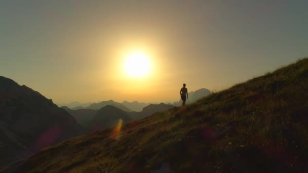 Luftsilhouette Kamera Überfliegt Die Wanderin Die Sich Sonnigen Abend Bergauf — Stockvideo