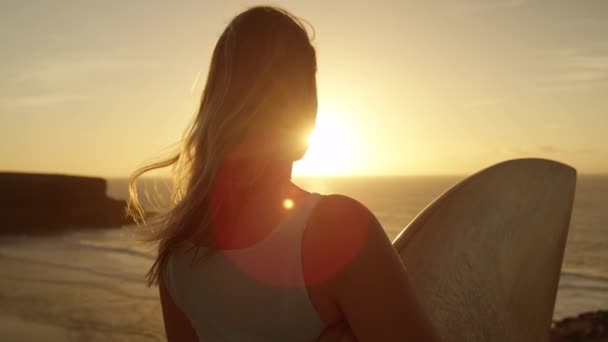 Slow Motion Close Surfer Meisje Staat Rotsachtige Oceaan Klif Kijken — Stockvideo