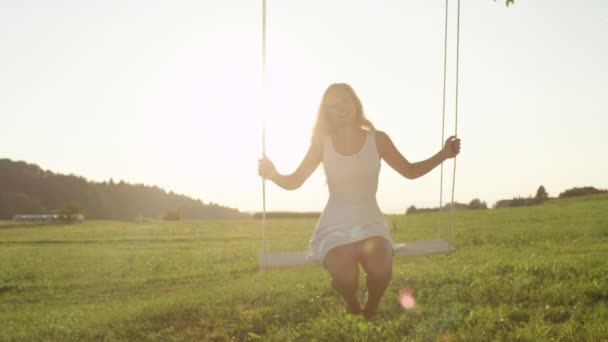 Slow Motion Fechar Retrait Rindo Jovem Loira Vestido Branco Inclina — Vídeo de Stock