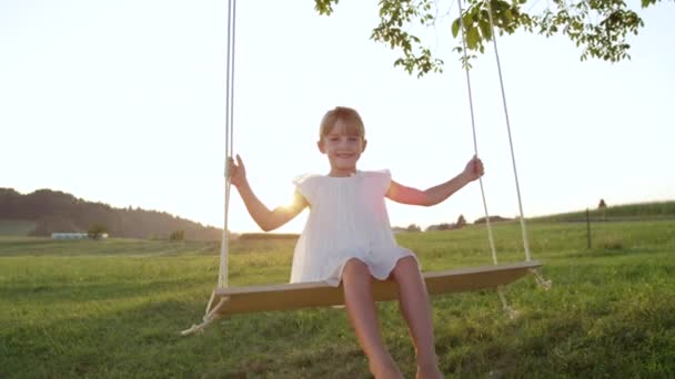 Slow Motion Flose Menina Sorrindo Balançando Balanço Pôr Sol Verão — Vídeo de Stock