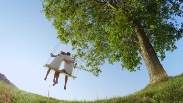 Lent Motion Low Angle Joyeux Couple Enfants Embrassant Sur Grand — Video