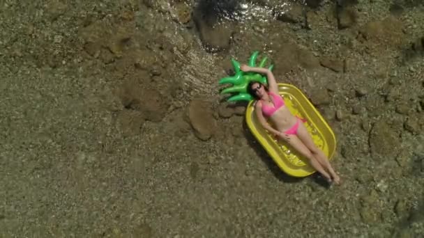 Antenne Boven Naar Beneden Mooie Vrouw Liggend Fruit Vormige Floatie — Stockvideo