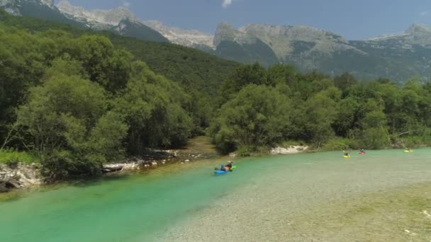 Yaz Aylarında Dağ Vadisinde Güzel Zümrüt Nehri Üzerinde Hava Tanınmaz — Stok video