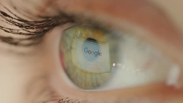 ニューヨーク アメリカ 2017 マクログリーン目の女性は サーフィンウェブのためのGoogle検索ツールを使用しています 目の表面に反射するインターネットグーグル検索エンジン ウェブブラウザ上の情報のための女性のグーグル — ストック動画