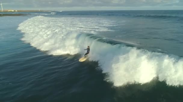 Aerial Slow Motion Joven Surfista Ansioso Rompiendo Montando Olas Primera — Vídeos de Stock