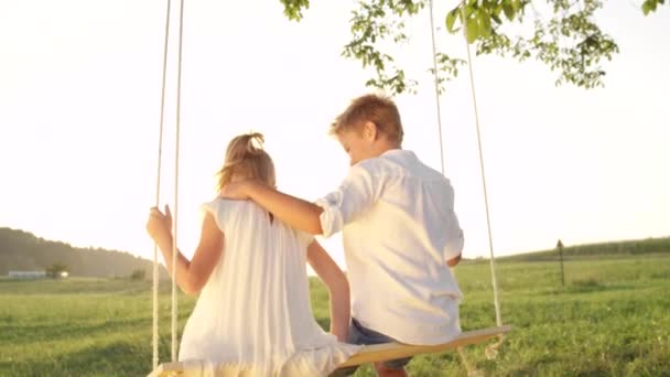 Movimiento Lento Cerrar Par Niños Felices Abrazándose Balanceándose Columpio Madera — Vídeos de Stock