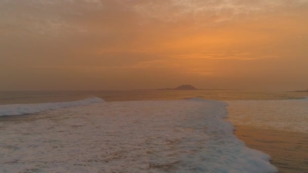 Aerial Volando Sobre Aguas Tranquilas Atardecer Coloreadas Tonos Anaranjados Hermoso — Vídeo de stock