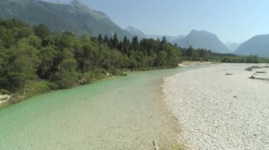 Anten: Zümrüt dağ nehri güneşli bir günde pitoresk vadi de akan. Bovec vadisinde Turkuaz Soca nehri, Slovenya. Yüksek dağların altında yalak yeşil vadi akarsu Çarpıcı su yolu.