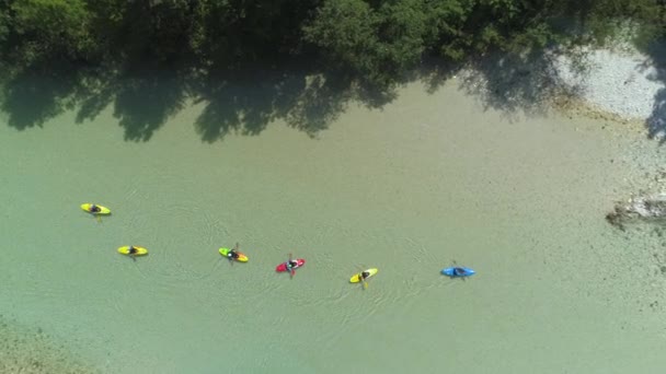 空中自上而下的皮划艇划着划过令人惊叹的河流 穿过绿色的山谷 暑假休闲皮划艇旅游导游领导小组 人们划着翠绿的索卡河皮划艇 — 图库视频影像