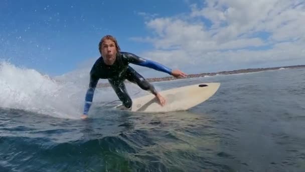Slow Motion Vattnet Ung Man Surfar Stor Pipa Våg Solig — Stockvideo