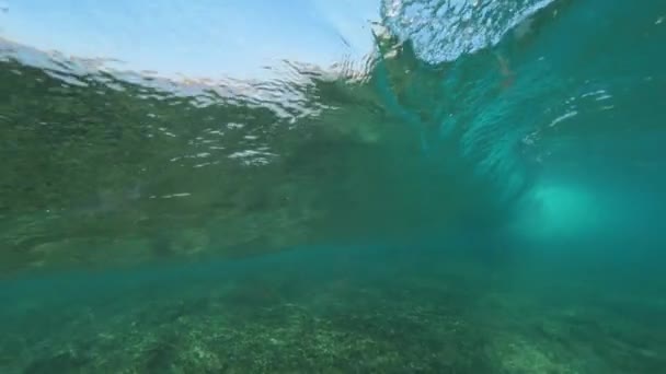 水中スローモーション 泡と無数の気泡に壊れる海岸の近くに形成バレル波 海底を明らかにする透明な水 海岸線に向かって転がる壮大なチューブ波 — ストック動画