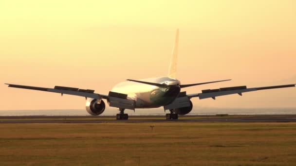 Κοντινό Εμπορικό Αεροπλάνο Αεροπορικώς Κατά Μήκος Του Ταξίδρομο Στο Διεθνές — Αρχείο Βίντεο