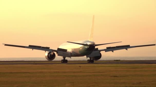 Cerrar Avión Comercial Que Circula Largo Pista Rodaje Aeropuerto Internacional — Vídeos de Stock