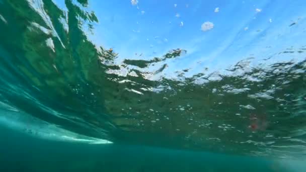 水下慢动作 在洛博斯岛上美丽的夏日 冲浪者像海洋表面一样在玻璃上骑马 极端运动员享受他的肾上腺素充满假期在加那利群岛 — 图库视频影像