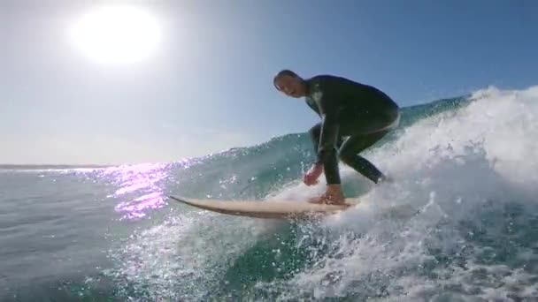Zeitlupe Linsenblitz Ein Begeisterter Surfboarder Der Lächelnd Auf Einer Welle — Stockvideo