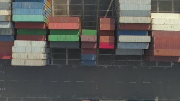 Von Oben Nach Unten Markenlose Frachtcontainer Beladen Mit Waren Die — Stockvideo
