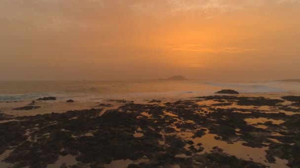 泡沫波在夏末夜滚到岩石海岸线 海洋中间色彩鲜艳的日落 美丽的加那利火山群岛迷人的风景 — 图库视频影像