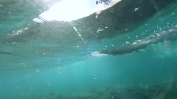水下慢动作 在清澈的海洋中 在阳光明媚的日子里 无法辨认的冒险冲浪者乘海浪 惊险的探索者冲浪在加那利群岛打破一个巨大的波 有趣的肾上腺素假期 — 图库视频影像