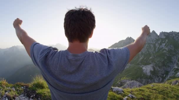 Cerrar Lentes Flare Joven Excursionista Pie Cima Montaña Con Los — Vídeo de stock