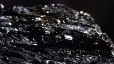 Yakın Çekim Bokeh: Metalik bir yüzeye sahip parıldayan koyu Hematit. Yoğun köpüklü detay ile demir oksit mineral formu. Onun dünyevi enerji ve feng shui kullanımı için bilinen hematit Radyant parçası