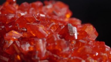 Makro Yakın Çekim: Kan kırmızı değerli değerli taş Yakut ışık ışını altında parlayan. Tutkuyu, korumayı ve refahı simgeleyen değerli kırmızı mineral. Kaba oluşumunda geleneksel kardinal mücevher