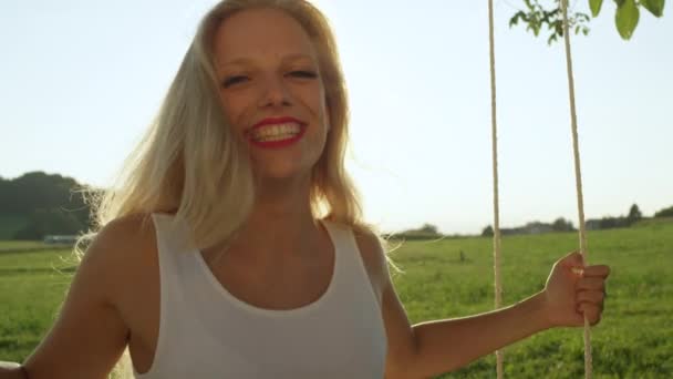 Slow Motion Close Joyeux Jeune Femme Sourit Parle Tout Balançant — Video