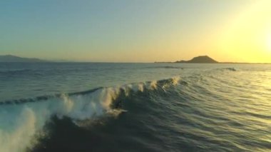 Sörf tahtasında Hava Pro erkek sörfçü dalgalar sürme ve sabahın erken saatlerinde düşen. Onun eylem dolu tatil zevk uygun bir sporcu için Sunrise egzersiz. Kanarya Adaları Surfers cenneti