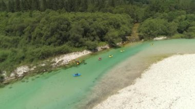Hava Extreme kayakçılar çarpıcı nehir yalak yeşil vadi akan boyunca kürek. Yaz tatilinde eğlence kayakçılar önde gelen grup turistik rehber. Zümrüt Soca nehri aşağı kano insanlar