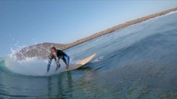 Pomalý Pohyb Zavřít Surferův Chlapík Zavrtěl Hlavou Když Jede Vlně — Stock video