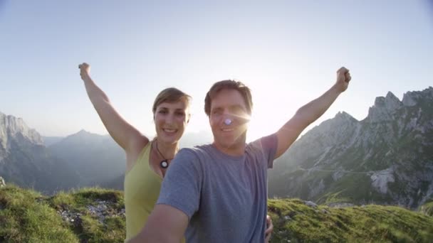 Selfie Portrait Emocionada Pareja Joven Tomando Selfie Cima Hermosas Montañas — Vídeos de Stock