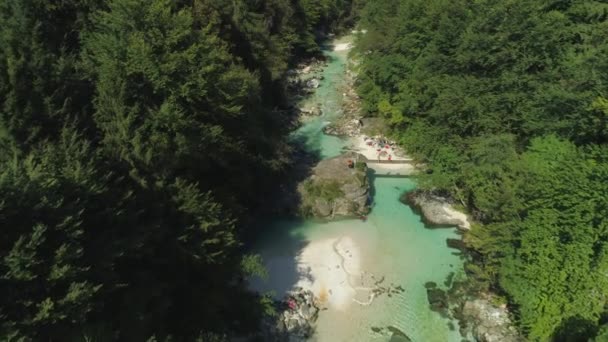 空中自上而下 人们潜入寒冷但迷人的翡翠索卡河 游客享受他们的暑假河边美丽的斯洛文尼亚山谷 皮划艇在漫长的一天的划船后放松 — 图库视频影像
