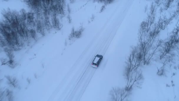 Aerial Top Close Volar Por Encima Conducción Automóviles Carretera Nevada — Vídeo de stock