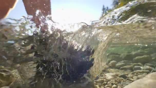 Halbe Hälfte Linsenschlag Die Sonne Scheint Hell Auf Die Wanderin — Stockvideo