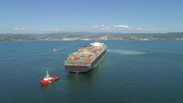Aerial Buque Portacontenedores Completamente Cargado Que Entra Puerto Marítimo Internacional — Vídeos de Stock