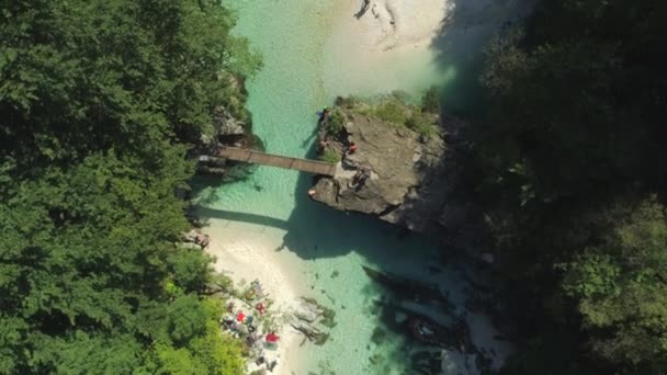 Aerial Top Mensen Duiken Koude Maar Betoverende Emerald Soca Rivier — Stockvideo