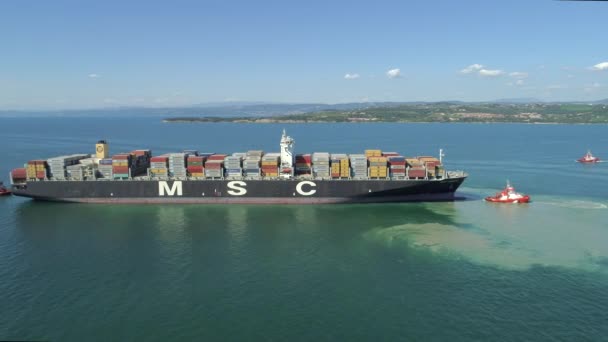 科佩尔 斯洛文尼亚 2017年6月7日 满载大马士基船接近海港 小艇将货船运往大型国际港口 以集装箱卸货 — 图库视频影像