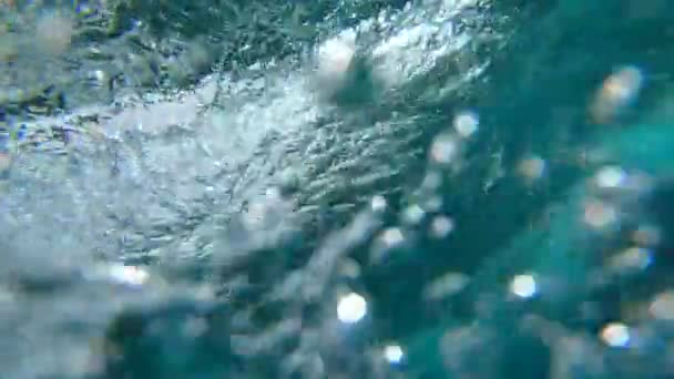 Slow Motion Underwater นบาร เรลใสแตกเหน อกล องในมหาสม ทรล องลงมาจากชายหาดท แสงแดดของ — วีดีโอสต็อก