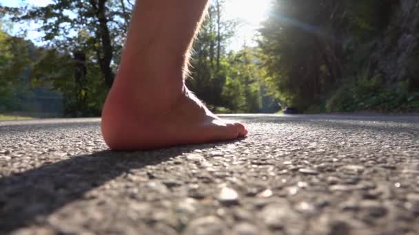 Close Lens Flare Unrecognizable Barefoot Man Blue Shorts Jogging Away — Stock Video