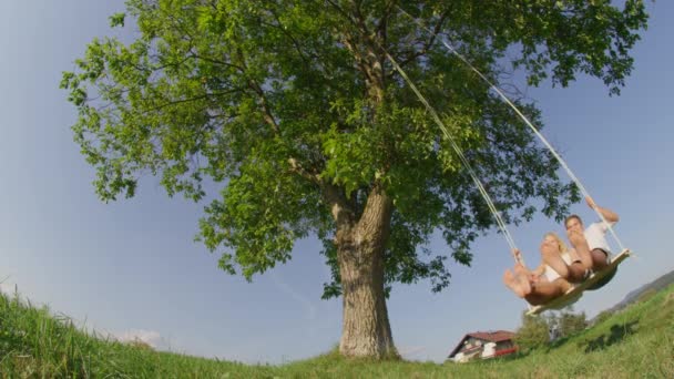 Slow Motion Närbild Låg Vinkel Glad Ungt Par Vajande Rep — Stockvideo