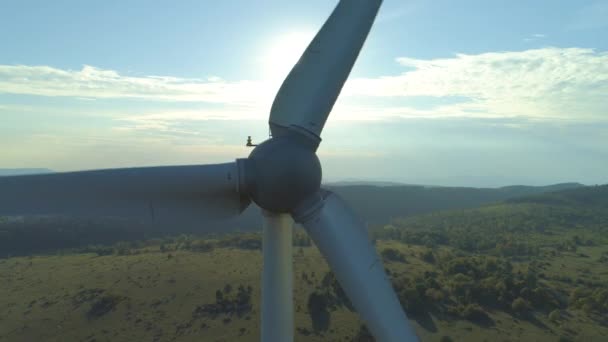 Antenn Närbild Ensamstående Roterande Väderkvarn Glittrande Solstrålar Vårmorgon Vit Industri — Stockvideo