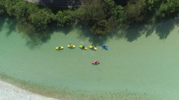 Aerial Top Kayakers Roeien Langs Prachtige Rivier Stroom Door Green — Stockvideo