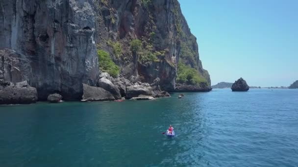 Chica Caucásica Activa Impresionantes Paletas Vacaciones Kayak Hacia Espectacular Playa — Vídeos de Stock