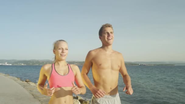 Fiatal Barátja Barátnője Jogging Együtt Napsütötte Tengerparton Aktív Ember Sportos — Stock videók