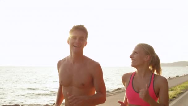 Junger Freund Und Freundin Beim Gemeinsamen Joggen Sonnigen Strand Aktive — Stockvideo