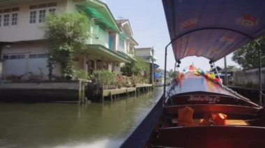 Bangkok, Tayland - Mart 2017, Close Up: longtail teknede hızlı adrenalin yolculuğu. Güneşli Bangkok karanlık Chao Phraya nehri gezi turu genç adam ve kadın.