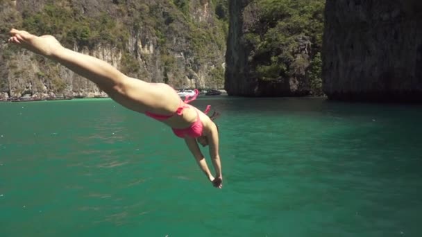 Slow Motion Energieke Jonge Vrouw Duikt Adembenemende Smaragd Groene Oceaan — Stockvideo